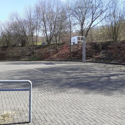 Bild vergr��ern: Schulhof Hauptschule 02 vorher