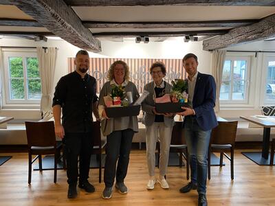 �berreichung der Pr�sentk�rbe an Gewinnerinnen der Aktion �Heimat shoppen� (v.r.n.l.: B�rgermeister Hannes Gieseler, Frau B. aus Niederdielfen, Frau J. aus Wilgersdorf, Nikola Papic, Gesch�ftsf�hrung der Kochschmiede Wilnsdorf)