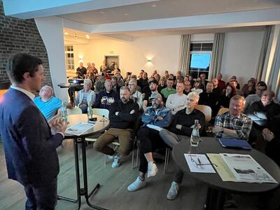 Volle Zuschauerreihen beim Ortsteilforum Flammersbach