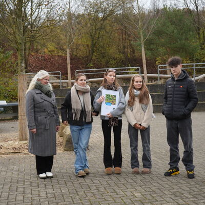 Bild vergr��ern: 2. Platz des Klimaschutzpreises 2024 (v.l.): Ute Feller-H�velmann, Lehrerin am Gymnasium Wilnsdorf, Sch�lerinnen und Sch�ler des Gymnasiums Wilnsdorf