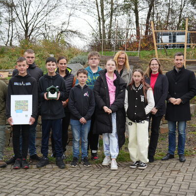Bild vergr��ern: 1. Platz des Klimaschutzpreises 2024: Wahlpflichtkurs "Schulgarten" der Hauptschule Wilnsdorf (v.l.): Sch�lerinnen und Sch�ler Nancy Baucke, Lehrerin, Petra Hein, Schulleitung, Sandra Breitenbach, Lehrerin der Hauptschule Wilnsdorf, B�rgermeister Hannes Gieseler