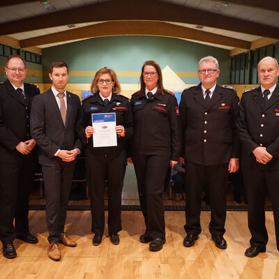 Bild vergr��ern: Jahresdienstbesprechung 2025 - Ehrennadel der Jugendfeuerwehr NRW in Silber - Martina Zimmermann