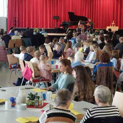 Bild vergr��ern: Bei Kaffee und Waffeln gab es f�r die Besucher ein buntes Programm in gem�tlicher Atmosph�re.