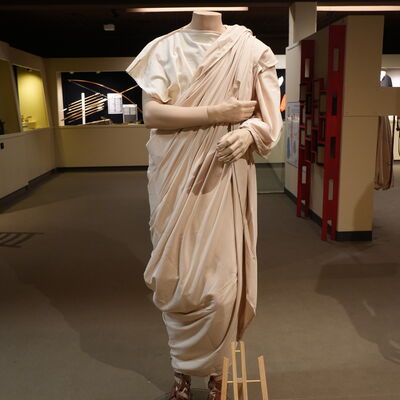 Bild vergr��ern: Die Toga aus der Sonderausstellung �Voll im Trend - oder: Was war wann der letzte Schrei� kann im Museum Wilnsdorf anprobiert werden