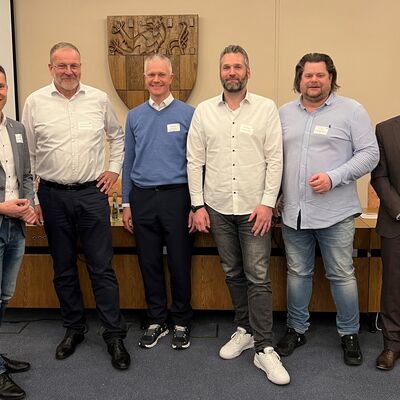 Bild vergr��ern: (v.l.n.r.) Hannes Gieseler, Frank-Thorsten Grau, Tobias Schmidt, Timm Bendinger, Timo Schmitt, Dr. Thilo Pahl: Der alte und neue Vorstand des AWU zusammen mit Wilnsdorfs B�rgermeister und
dem neuen IHK-Gesch�ftsf�hrer.