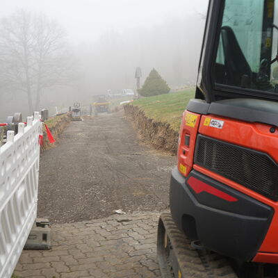Bild vergr��ern: Bauma�nahme am Hauptweg auf dem Friedhof Gernsdorf