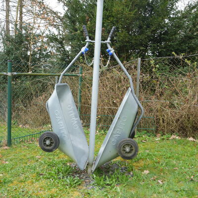 Bild vergr��ern: Schubkarrenstationen befinden sich aktuell auf den Friedh�fen in Obersdorf, Rinsdorf, Rudersdorf und Wilnsdorf  |  Foto: Schubkarrenstation auf dem Friedhof Obersdorf