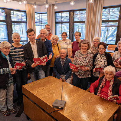 Bild vergr��ern: Die Besucherinnen und Besucher des Wilnsdorfer Seniorentreffs durften es als erste in den H�nden halten: das neue Jahresprogramm �Wilnsdorfer W - Weil Lebensfreude kein Alter kennt�.