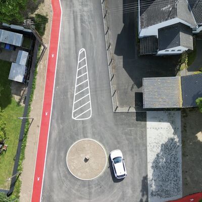 Bild vergr��ern: Als kleiner Kreisverkehr angelegt, erlaubt sie z�giges Aussteigen, ohne dass rangiert werden muss. Ein deutlich markierter, roter Gehweg f�hrt die Kinder sicher zur Schule. Wer sein Kind am Nachmittag abholen m�chte, kann daf�r eigens ausgewiesene Parkpl�tze nutzen.