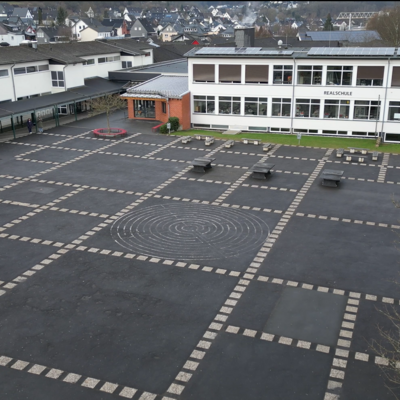 Bild vergr��ern: So sieht der Schulhof aktuell noch aus: Viel versiegelte Fl�che, wenig Gr�n, wenig Abwechslung