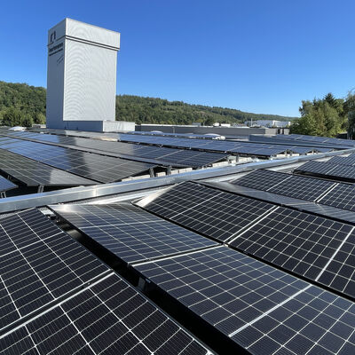 Bild vergr��ern: Auf dem Dach des Unternehmens Hartmann Edelstahlrohre ist eine gro�fl�chige Photovoltaikanlage mit 270 kW Umrichterleistung installliert.