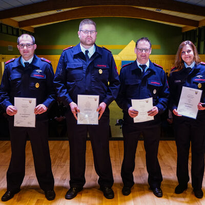 Bild vergr��ern: In den Jugendfeuerwehren gab es Wechsel (v.l.n.r.): Alexander Schneider ist neuer stellv. Jugendfeuerwehrwart in Gernsdorf. In Wilgersdorf wechselt das Amt des Jugendfeuerwehrwarts von Timo Scheid zu Swen Wagner. Und Dominique Schlemper ist neue Jugendfeuerwartin in Oberdielfen.
