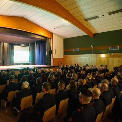 Bild vergr��ern: Volles Haus in der Mehrzweckhalle Niederdielfen bei der Jahresdienstbesprechung 2025.