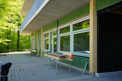 Gr�ne Grundschule im Gr�nen: Blick entlang der Gab�udefront