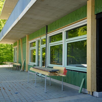 Bild vergr��ern: Gr�ne Grundschule im Gr�nen: Blick entlang der Gab�udefront