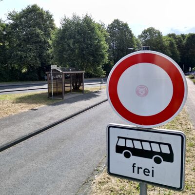 Bild vergr��ern: In den Sommerferien 2026 werden die Busbahnh�fe Niederdielfen (hier im Bild) und Rudersdorf barrierefrei umgebaut.