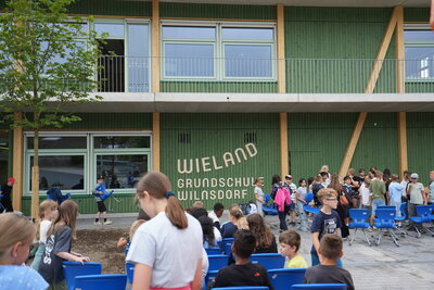 Ankunft an neuer Grundschule