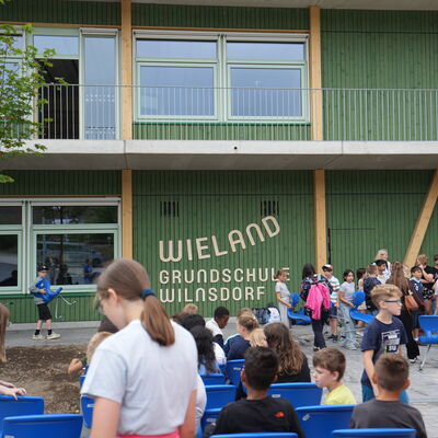 Bild vergr��ern: Ankunft an neuer Grundschule