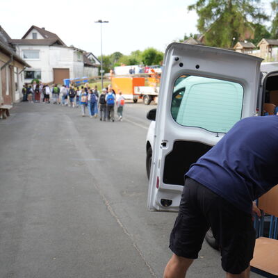 Bild vergr��ern: Sch�ler gehen zum neuen Standort, St�hle werden verladen
