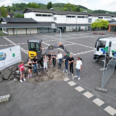 Bild vergr��ern: Spatenstich auf dem Schulhof der Realschule, v.l. Sch�lerinnen und Sch�ler der Realschule Niederdielfen, Tillmann Henrich, Fachdienstleiter Zentrales Geb�udemanagement der Gemeinde Wilnsdorf, B�rgermeister Hannes Gieseler, Henner Heide, Klimaschutzmanager der Gemeinde Wilnsdorf, Uwe Rinsdorf Schulleiter der Realschule Niederdielfen, und Tim Laufenberg, Laufenburg GmbH & Co. KG