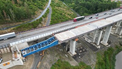 Bild vergr��ern: �Touchdown� an der A45-Talbr�cke Landeskroner Weiher