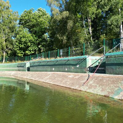 Bild vergr��ern: Die Wasseroberfl�che liegt inzwischen deutlich unter s�mtlichen Ein- und Ausstiegen. Das Wasser ist nur noch �ber eine Schr�ge zu erreichen. Das birgt enorme Sturzgefahren.