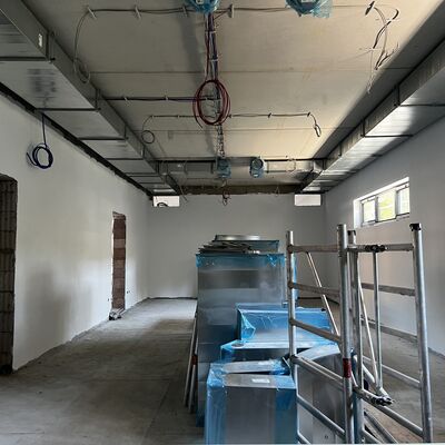 Bild vergr��ern: In Umkleiden und Sanit�rbereichen wird die L�ftungsanlage installiert.
