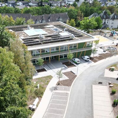 Bild vergr��ern: Die Stra�e zur neuen Wieland-Grundschule wird tempor�r als Schulstra�e ausgewiesen. "Elterntaxis" sind dort verboten.