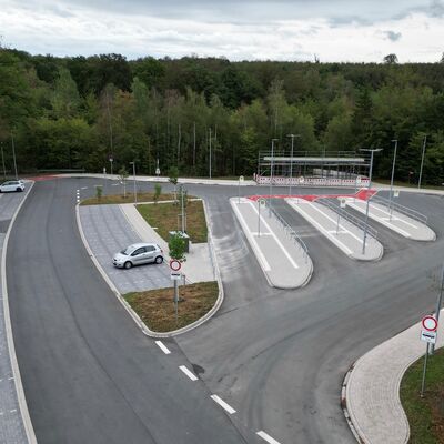 Bild vergr��ern: Die Parkpl�tze am neuen Busbahnhof H�hw�ldchen sind als "Hol- und Bringzone" gedacht: Eltern k�nnen mit ihrem Auto dort kurz halten und ihr Kinder aussteigen lassen. Ein kurzer Fu�weg f�hrt zur Grundschule.