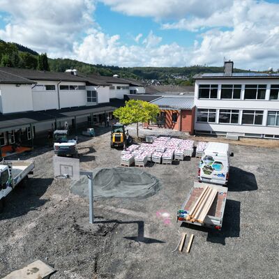 Bild vergr��ern: Noch grau, doch bald gr�n: Bauarbeiten auf dem Schulhof der Realschule Niederdielfen