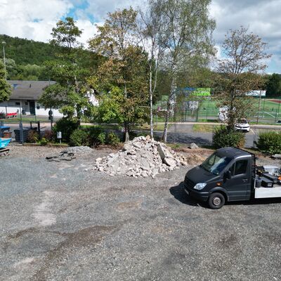 Bild vergr��ern: Bald noch gr�ner - Blick vom Realschulhof auf den Augraben: Hier entsteht eine nat�rliche Schulhofbegrenzung aus Str�uchern, B�schen und B�umen hinter der zuk�nftigen Spiellandschaft