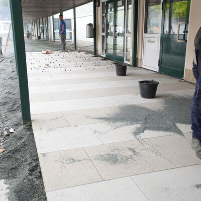 Bild vergr��ern: Alle Eing�nge und wichtigen Wege bleiben weiterhin sicher nutzbar. Der Laubenweg hat bereits ein neues Pflaster.