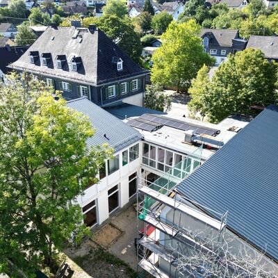 Bild vergr��ern: Dach und Fensterfassade des B�rgerhauses Oberdielfen wurden saniert