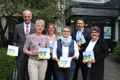 Sie halten die wichtigsten Informationen f�r Senioren im S�dlichen Siegerland in der Hand: v.l.n.r. im Vordergrund die Mitarbeiterinnen der Senioren-Service-Stellen, Birgit Meier-Braun (Burbach), Jutta Schmidt (Wilnsdorf) und Bettina Gro�haus-Lutz (Neunki