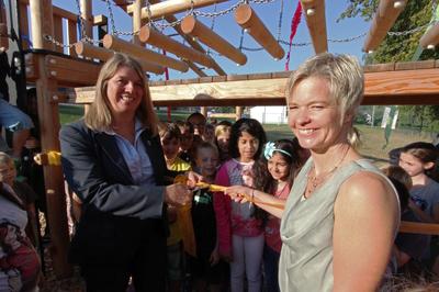 Umringt von Sch�lern gaben B�rgermeisterin Christa Schuppler (l.) und Schulleiterin Tanja Henrichs das neue Kletterger�st frei.