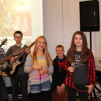 Bild vergr��ern: Von Au�enseitern und den coolen Kindern singt die Jugendband �Jesus Pirates� am Montagabend in der LEADER-Vorstandssitzung im Burbacher Rathaus.