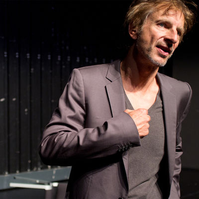 Bild vergr��ern: Ingolf L�ck gastiert mit dem Soloschauspiel "Seite eins" in Wilnsdorf.
