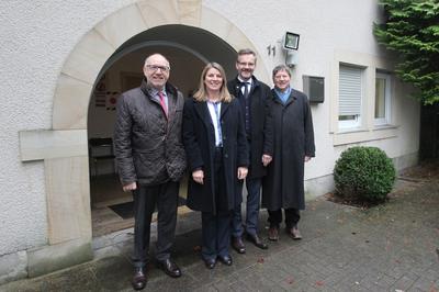 Ein Jahr lang waren Fl�chtlinge auf der Eremitage untergebracht. Thomas Griffig (Vorsitzender des Caritasverbandes Siegen-Wittgenstein), Wilnsdorfs B�rgermeisterin Christa Schuppler sowie Hans-J�rgen Winkelmann und Hubert Berschauer (beide St. Marien-Kran