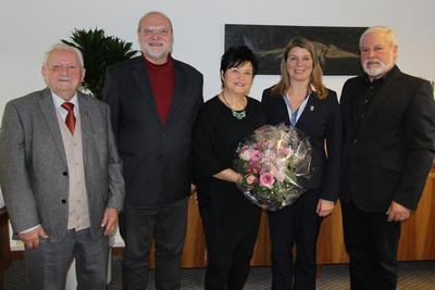 Schiedsfrau Karola R�hl (m.) wurde im Beisein ihres Vaters von Amtsgerichtsdirektor Dr. Paul Springer, B�rgermeisterin Christa Schuppler und BDS-Bezirksvorsitzenden J�rgen Otto (v.l.n.r.) im Amt begr��t.