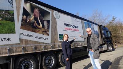 Ein echter �Mammut-Werbetr�ger� f�r die Region: Wilnsdorf B�rgermeisterin Christa Schuppler und Spediteur Guido Wertebach stellten den S�dwestfalen-Lkw der Gemeinde Wilnsdorf vor. 