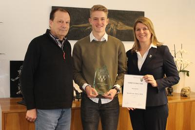 Im Nachgang zur Sportlerehrung der Gemeinde Wilnsdorf wurde jetzt Jan Boller (m.) als �Sportler des Jahres 2016� ausgezeichnet. Ihm gratulierten Wilnsdorfs B�rgermeisterin Christa Schuppler und der Vorsitzende des Gemeindesportverbandes, Reinhard R�bsamen
