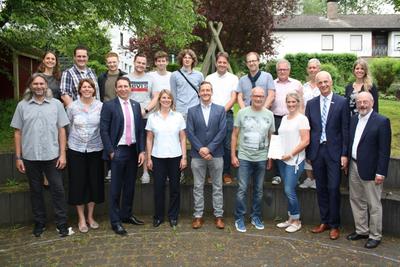 In einer feierlichen Bescheid�bergabe �berreichte Andreas Pletziger, der zust�ndige Dezernent der Bezirksregierung Arnsberg, gleich drei Bewilligungsbescheide an Projekttr�ger der Region 3-L�nder-Eck. 