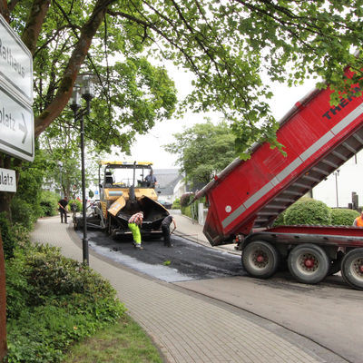 Bild vergr��ern: Voll im Zeitplan: Im Wilnsdorfer Zentrum wurden Stra�endecken saniert.