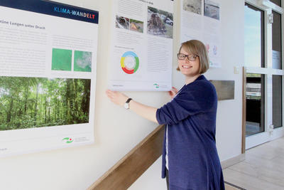Klimaschutzmanagerin Kerstin Riester hat eine Plakatausstellung ins Wilnsdorfer Rathaus geholt, die auf den Klimawandel und seine Folgen aufmerksam macht.