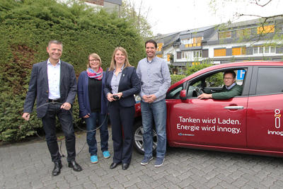 Bild vergr��ern: Gemeinsam wollen sie die Elektromobilit�t in Wilnsdorf f�rdern, mit einer �ffentlichen Lades�ule am Rathaus: innogy-Mitarbeiter Peter Imh�user, Klimaschutzmanagerin Kerstin Riester, B�rgermeisterin Christa Schuppler, K�mmerer Daniel Denkert und innogy-Elektromobilit�tsexperte Christian Uhlich (vlnr.).