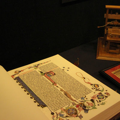 Bild vergr��ern: Johann Gutenberg gilt als Erfinder des modernen Buchdrucks mit beweglichen Metalllettern. Zwischen 1452 und 1454 druckte er rund 180 Exemplare der Bibel. Die sogenannte Gutenberg-Bibel ist in lateinischer Sprache verfasst, Gutenberg hat f�r sie 290 verschiedene Letter gegossen. Die farbigen Initialen und Zeichen wurden sp�ter von einem Illuminator und einem Rubrikator eingef�gt.