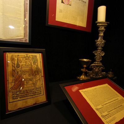 Bild vergr��ern: Am Handel mit solchen Ablassbriefen st�rte sich Martin Luther. Mit seinen 95 Thesen trat er gegen den Missbrauch beim Ablass auf.
