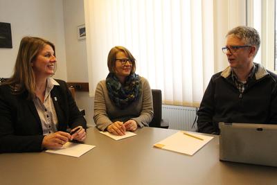 Wilnsdorfs B�rgermeisterin Christa Schuppler und Klimaschutzmanagerin Kerstin Riester lie�en sich von VZ-Energieberater Joachim Weid berichten, welche Fragen die Wilnsdorfer in Sachen Energieeinsparung und Geb�udesanierung bewegen (vlnr.). 