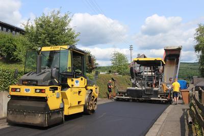 Die Jung-Stilling-Stra�e in Flammersbach ist bereits fertig saniert. Hier wurde vollfl�chig eine vorbituminierte Asphaltbewehrung aus Glasfasern eingebaut, die den Stra�enk�rper vor Rissen sch�tzt, Folgesch�den wie Verbundst�rungen und Schlagl�cher sollen