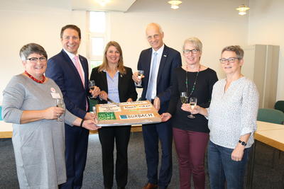 Bettina Gro�haus-Lutz, Bernhard Baumann, Christa Schuppler, Christoph Ewers, Birgit Meier-Braun und Jutta Schmidt (v.l.n.r.) feierten das zehnj�hrige Bestehen der Senioren-Service-Stellen. 
